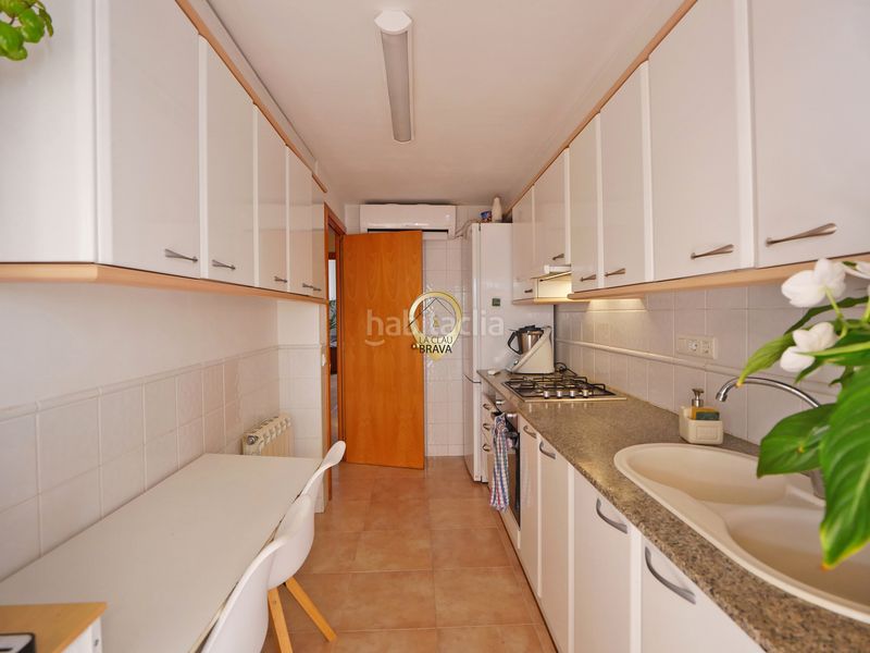 Foto fc47460a-a2d2-4522-befd-0fb80f36742e. Casa aparellada amb calefacció a Eixample Sant Feliu de Guíxols