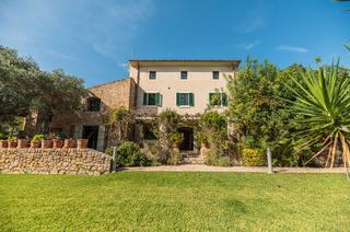 Country house in Cala Sant Vicenç. Finca mallorquina con casas de invitados y terrenos