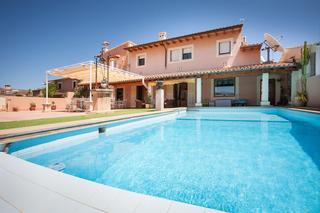 Chalet in Los Almendros-Son Rapinya. Villa espectacular con piscina