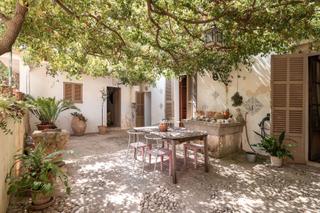 Casa adossada a Llubí. Auténtica y llena de potencial, con gran espacio exterior y gara