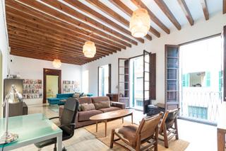 Rent House in El Mercat. Hermosa casa de cinco dormitorios en el corazón del casco antigu