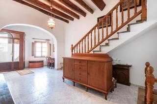 Casa adossada a Andratx. Fantástica casa de pueblo con parking privado y patio en el cent