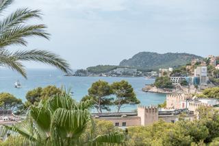 Xalet a Peguera. Fantástica villa con licencia vacacional, piscina y vistas al ma