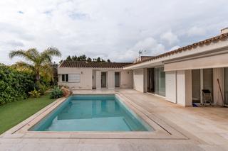 Chalet in Bunyola. Encantadora villa moderna con piscina y vistas a la montaña en s