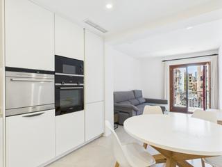 Rent Flat in El Mercat. Apartamento de dos dormitorios con terraza, recién reformado en