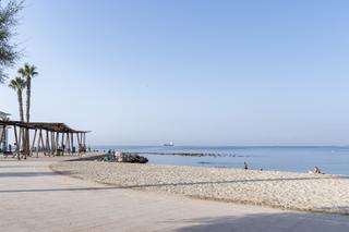 Planta baixa a Cort. Planta baja en primera línea de playa para reformar en portixol