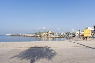 Planta baixa a Cort. Planta baja en primera línea de playa para reformar en portixol