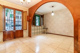 Planta baixa a Cort. Amplio apartamento en planta baja con patio de 15 m2 para renova
