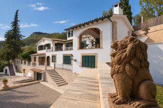 House in Esporles. Impresionante propiedad ubicada en gran parcela en las colinas d