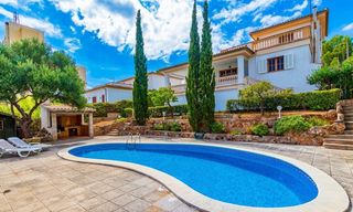 House in La Bonanova. Casa unifamiliar con jardín y garaje en la bonanova