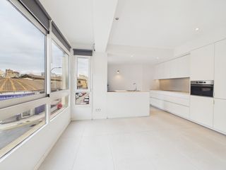 Miete Etagenwohnung in Cort. Apartamento de tres dormitorios sin amueblar en el centro de san