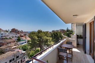 Apartament a La Bonanova. Amplio piso de cuatro dormitorios con vistas al mar, gran terraz