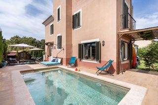Casa aparellada a Maioris-Puig de Ros. Encantadora casa adosada con jardín privado y piscina en puig de