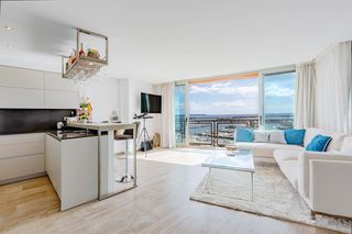 Apartamento en Zona Portuària. Apartamento reformado y amueblado en primera línea del paseo mar