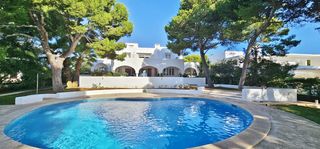 Casa in Portopetro. Villa de lujo en primera línea con acceso al mar en porto petro