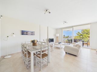 Location Appartement à Portocolom. Un piso muy bien situado, con tres dormitorios, dos baños y pisc