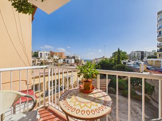 Apartament a Cala Major. Luminoso piso renovado de 3 dormitorios con vistas al mar en cal
