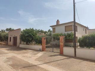 Xalet a Carrer l'olivar 5. Casa unifamiliar aïllada i jardi
