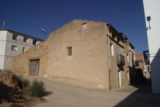Casa a Carrer montserrat 36. Casa grande con 3 fachadas