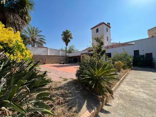 Casa  Carrer s cristofol. Finca con vivienda, torreon, piso, naves, patios.