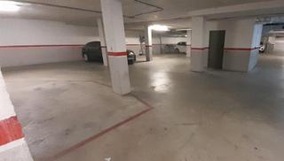 Aparcament cotxe a Piera. Parking en piera