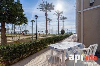 Apartament  Calle de plácido domingo. Vive frente al mar en este encantador apartamento en la pineda.