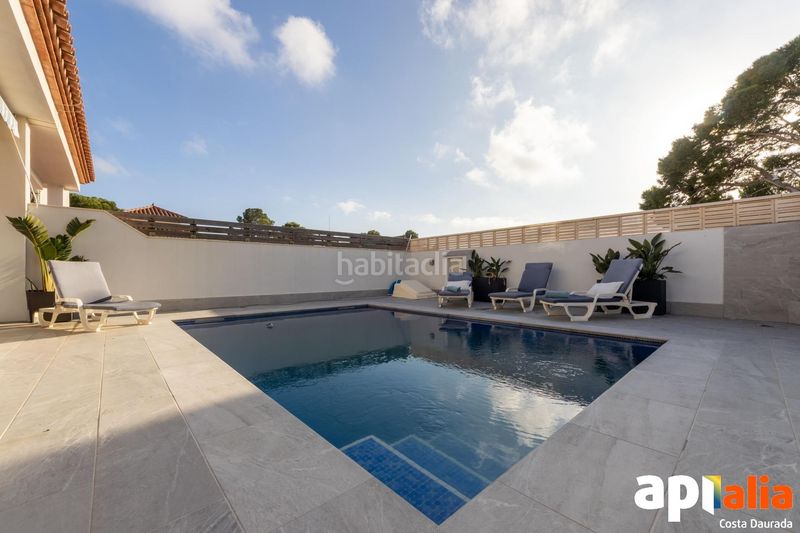 Foto d0ee7d9e-31cb-4546-8e57-d5e9ddbd890e. Casa adossada amb calefacció aparcament piscina a Miami Platja