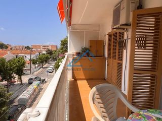 Pis  Calle guillem montcada. Piso de 3 habitaciones dobles a pocos pasos de la playa de ponie
