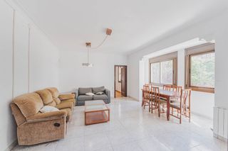 Etagenwohnung  Carrer de valència. Amplio y luminoso piso en finca señorial junto a zona verde