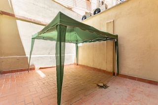 Etagenwohnung  Carrer de valència. Planta baja con amplia terraza y gran potencial en el eixample e