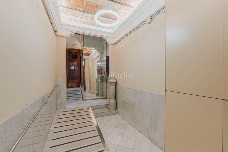 Foto 15732c14-6015-40d0-862d-34211a7151c5. Piso  en planta alta con balcón y vistas despejadas en Hostafrancs en Barcelona