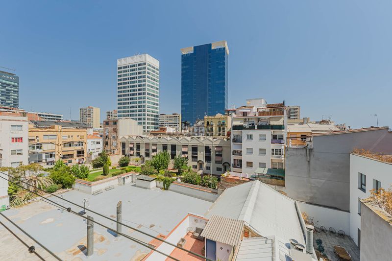 Foto 25df93e2-a2d0-4155-b63b-c12c73eed129. Piso  en planta alta con balcón y vistas despejadas en Hostafrancs en Barcelona