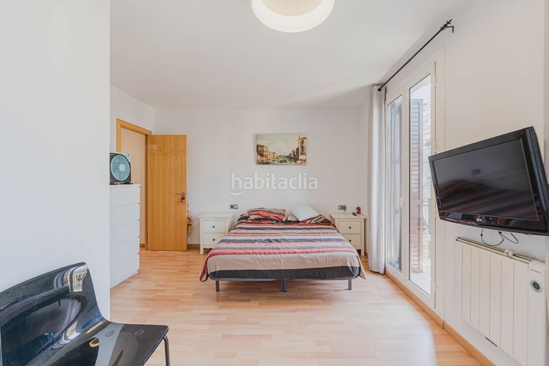 Foto f33508b4-e4b4-4b96-b18e-8c98d9c43b9f. Piso  en planta alta con balcón y vistas despejadas en Hostafrancs en Barcelona