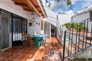 House in Son Serra-Sa Vileta. Planta baja con patio, apartamento, trastero y solarium