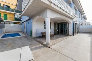 Planta baixa a Les Maravelles. Planta baja con terraza privada y piscina, a 260 m del mar