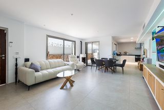 Planta baixa a Les Maravelles. Planta baja con terraza privada y piscina, a 260 m del mar