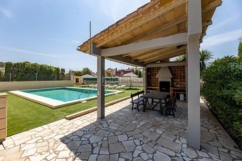 Foto 16eb8271-2166-495d-98b9-36014f296041. Xalet amb aparcament piscina a S´Arenal Palma de Mallorca