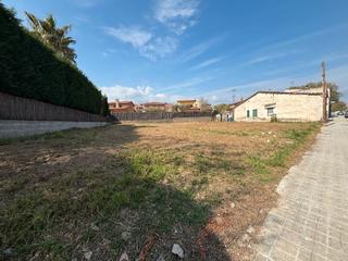 Terreny residencial a Carrer mossèn cinto verdaguer 18d. Parcela plana y soleada en la zona del gimnasio sot de les grano