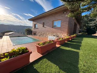 Xalet a Cabrils. Exclusiva casa unifamiliar con piscina, barbacoa y garaje para 5