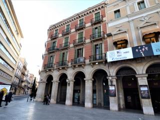 Building  Prim. Edificio emblemático de reus en venta.