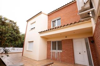 Xalet  Carrer de reus. Descubre el hogar de tus sueños en riudecols!