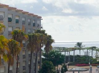 Appartement à La Pineda. Piso reformado en la pineda con terraza y vistas al mar  parking