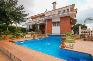 Chalet in Poble. Chalet independiente con encanto, piscina y terraza en montroig