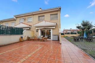 Maison jumelée  Calle puertollano. Casa adosada con gran jardín en zona tranquila de reus