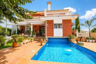 Chalet  Nards dels. Chalet independiente con encanto, piscina y terraza en montroig