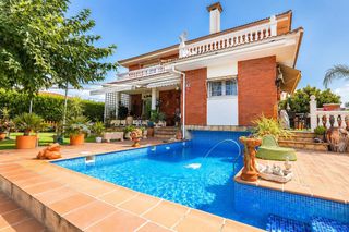 Chalet  Nards dels. Chalet independiente con encanto, piscina y terraza en montroig