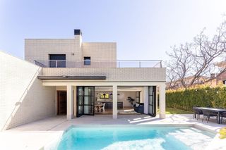 Xalet  Calle josep llimona. Exclusiva villa con piscina y jardín privado en vilafortuny  cam