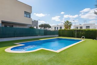 Miete Reihenhaus in Quatre Camins. Vive con espacio y tranquilidad chalet adosado en vilafortuny