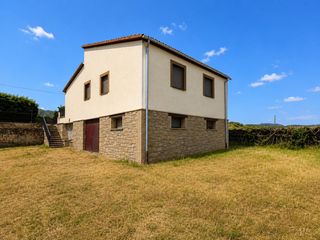 Casa  Calle poligono 3. Amplia casa de 323 m2 en entorno natural