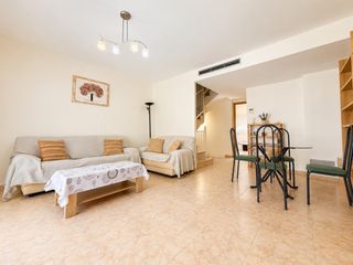 Casa adossada  Calle montserrat roig. Casa de 3 habitaciones con garaje y aire acondicionado en cambri